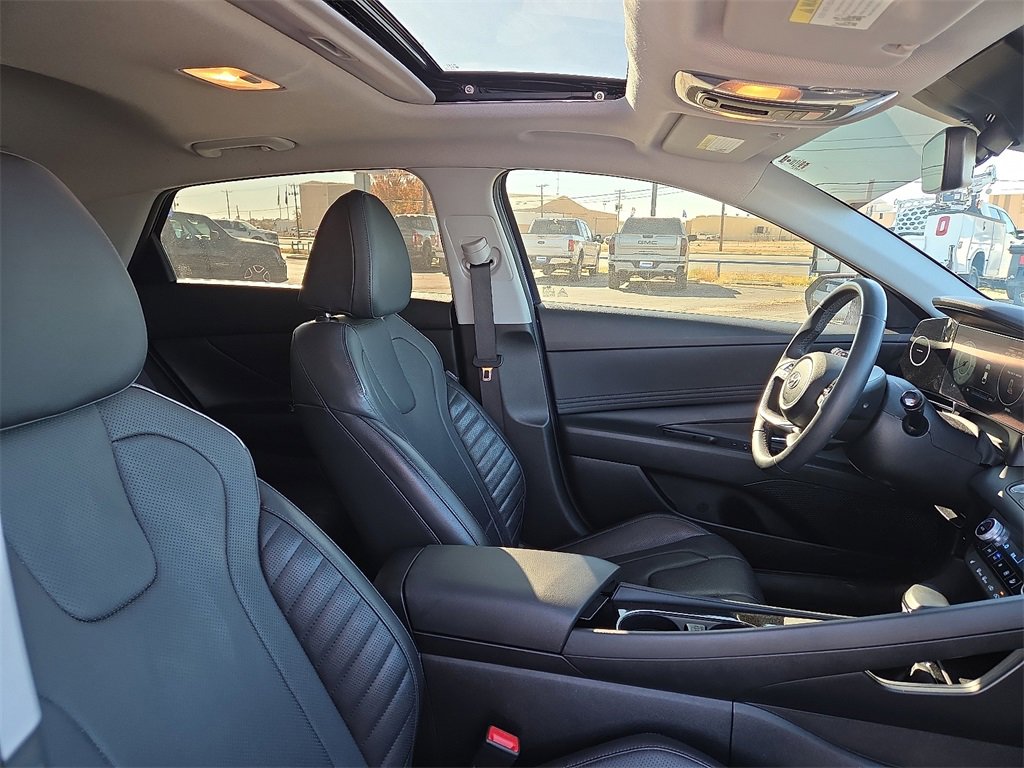 Used 2023 Hyundai Elantra Limited image 13