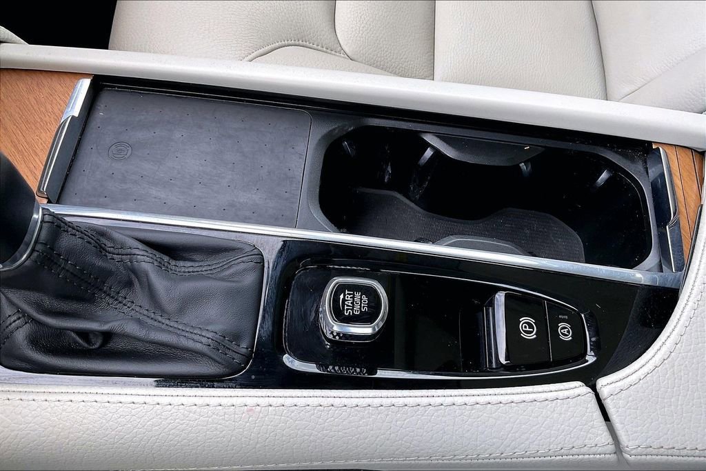 Used 2022 Volvo XC90 T6 Momentum w/ Advanced Package image 24