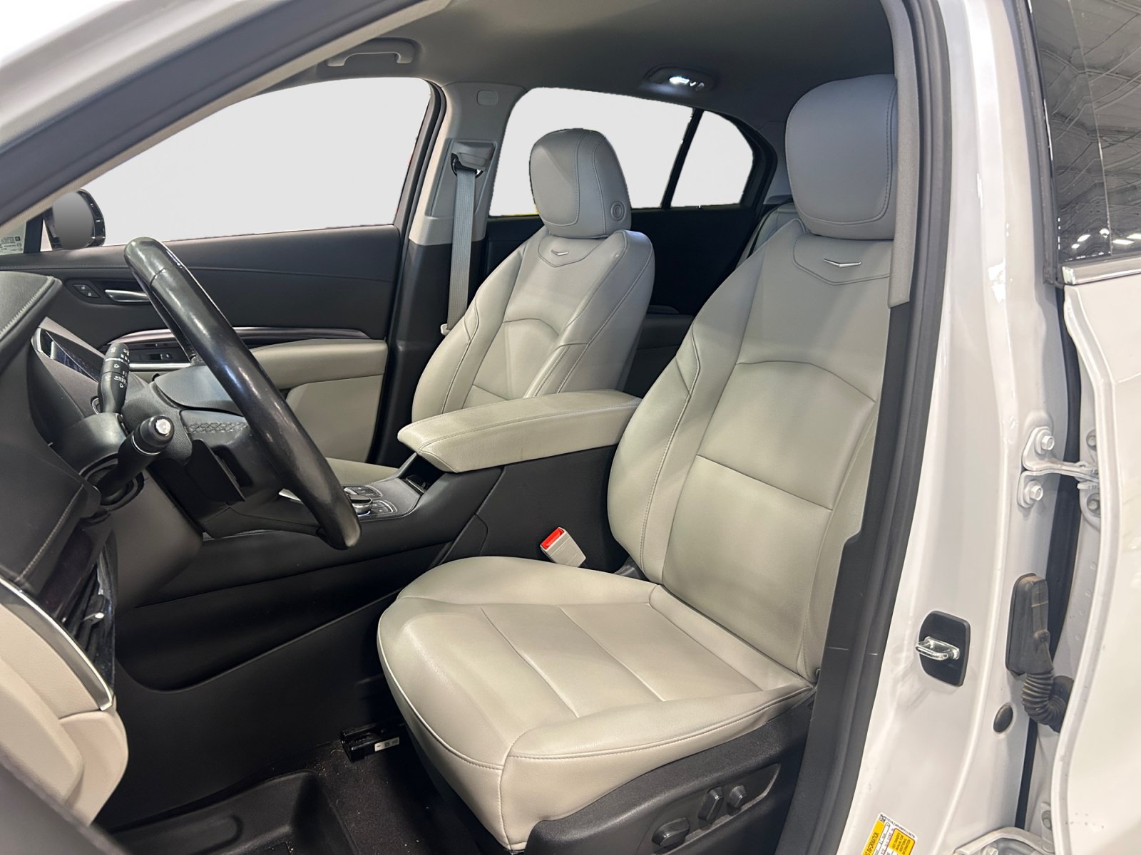 Used 2023 Cadillac XT4 Luxury w/ Cold Weather Package FWD image 12