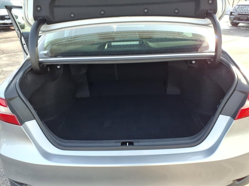 Used 2019 Toyota Camry LE image 21