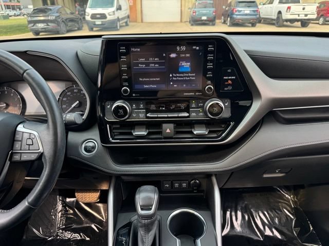 Used 2020 Toyota Highlander XLE AWD/4WD image 2