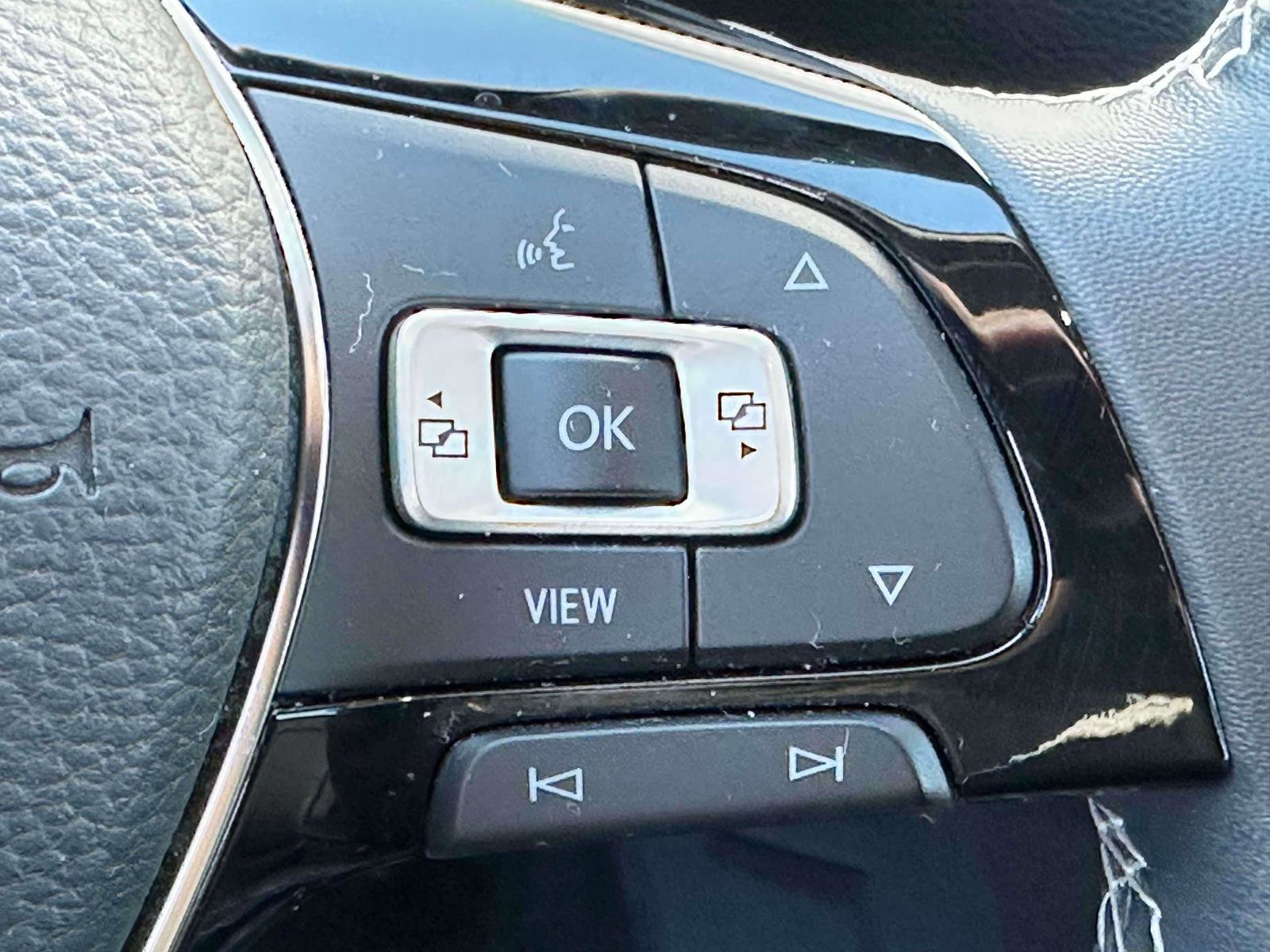 Used 2021 Volkswagen Tiguan SE w/ Panoramic Sunroof Package image 24