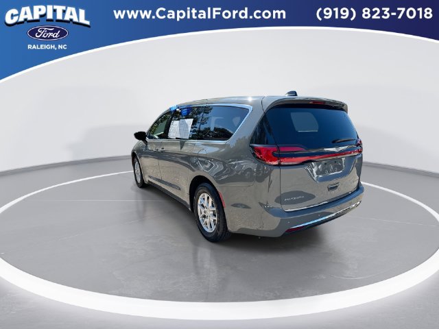 Used 2025 Chrysler Pacifica Select FWD image 6