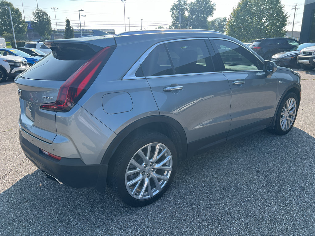 Used 2023 Cadillac XT4 Luxury w/ Cold Weather Package FWD image 7