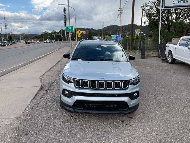 Used 2024 Jeep Compass Latitude AWD/4WD image 3