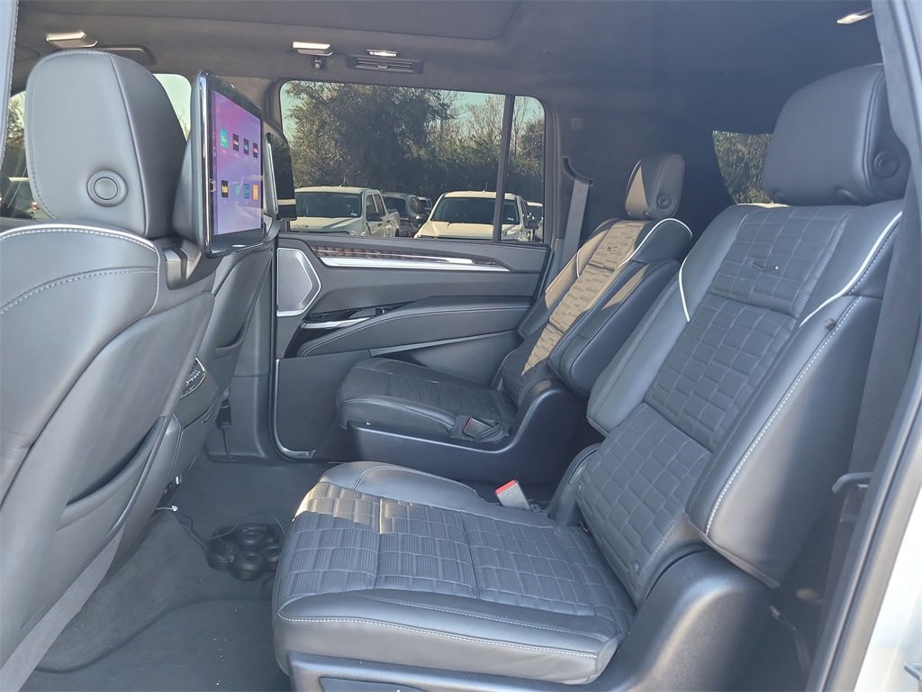 Used 2025 Cadillac Escalade ESV Sport Platinum image 10