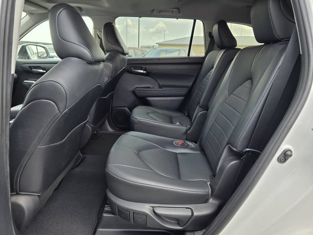 Used 2021 Toyota Highlander XLE FWD image 17