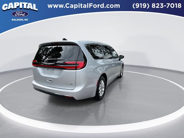 Used 2024 Chrysler Pacifica Touring-L FWD image 8