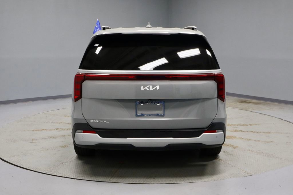 Used 2025 Kia Carnival EX image 4