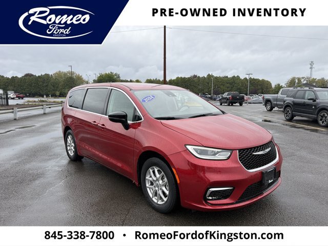 Used 2024 Chrysler Pacifica Touring-L FWD image 3