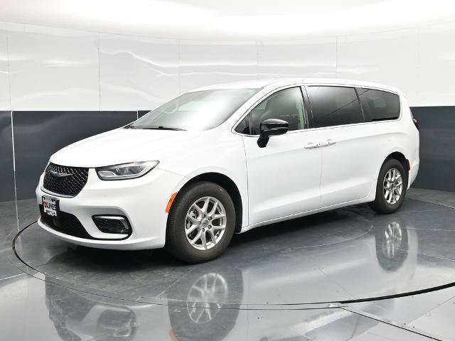 Used 2024 Chrysler Pacifica Touring-L FWD image 6
