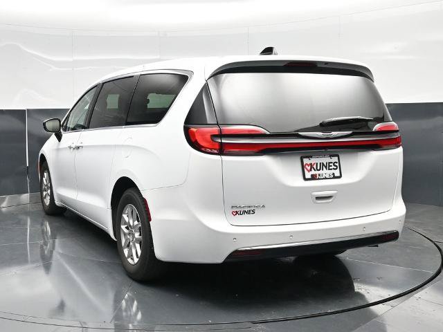 Used 2024 Chrysler Pacifica Touring-L FWD image 9
