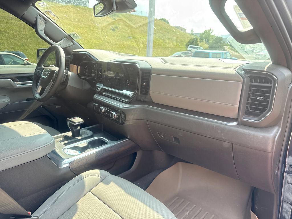 Used 2025 GMC Sierra 1500 SLT w/ SLT Convenience Package AWD/4WD image 31