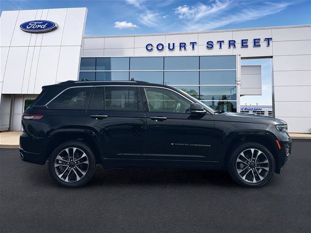 Used 2023 Jeep Grand Cherokee Overland w/ Luxury Tech Group IV AWD/4WD image 4