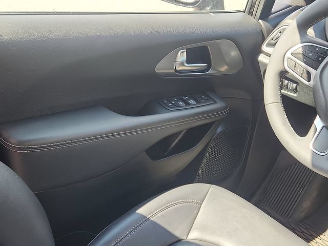 Used 2025 Chrysler Voyager LX FWD image 11