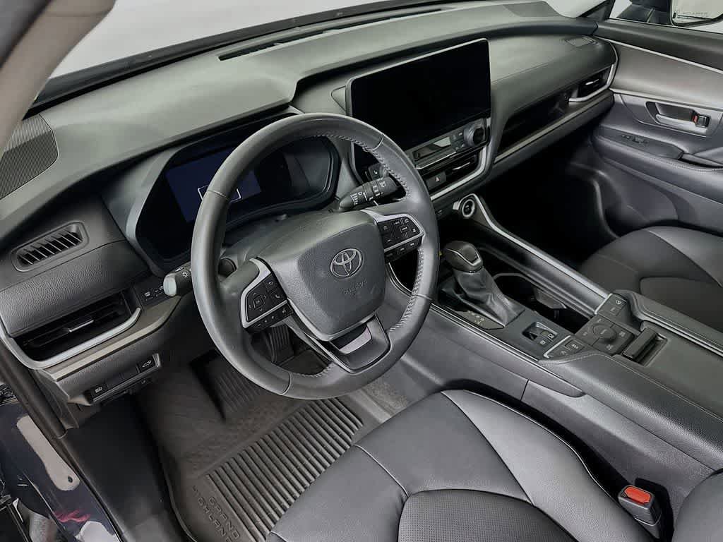 Used 2024 Toyota Grand Highlander AWD image 2