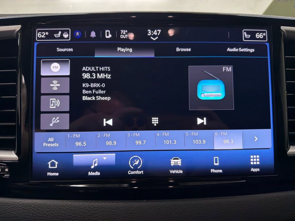 Used 2024 Chrysler Pacifica Touring-L image 25