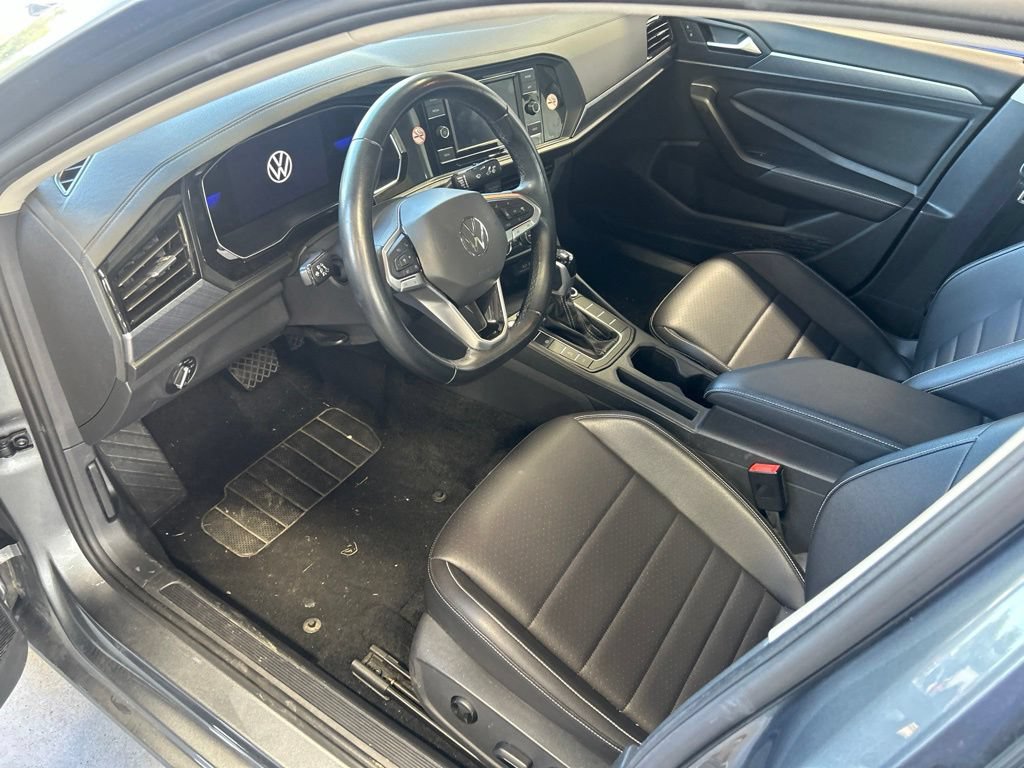 Used 2024 Volkswagen Jetta SE FWD image 3