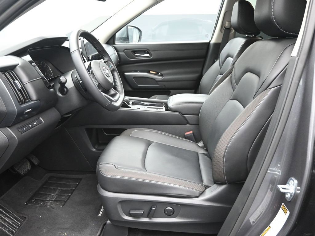Used 2025 Nissan Pathfinder SL image 25