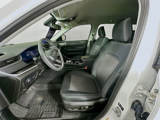 Used 2023 Jeep Grand Cherokee Laredo image 28