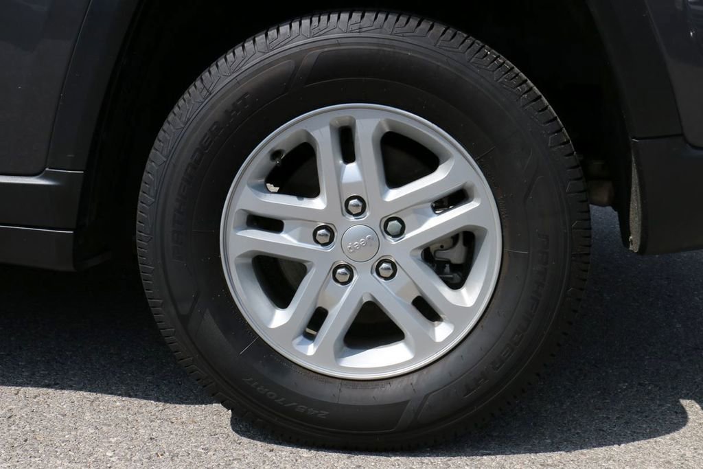 Used 2024 Jeep Grand Cherokee Laredo RWD image 9