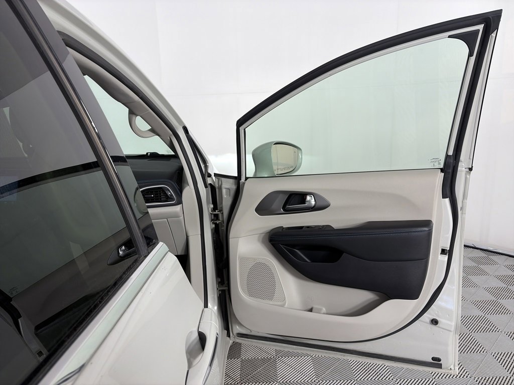 Used 2021 Chrysler Pacifica Touring-L image 28