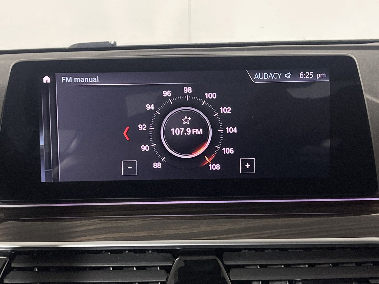 Used 2019 BMW 540i xDrive w/ Premium Package image 16