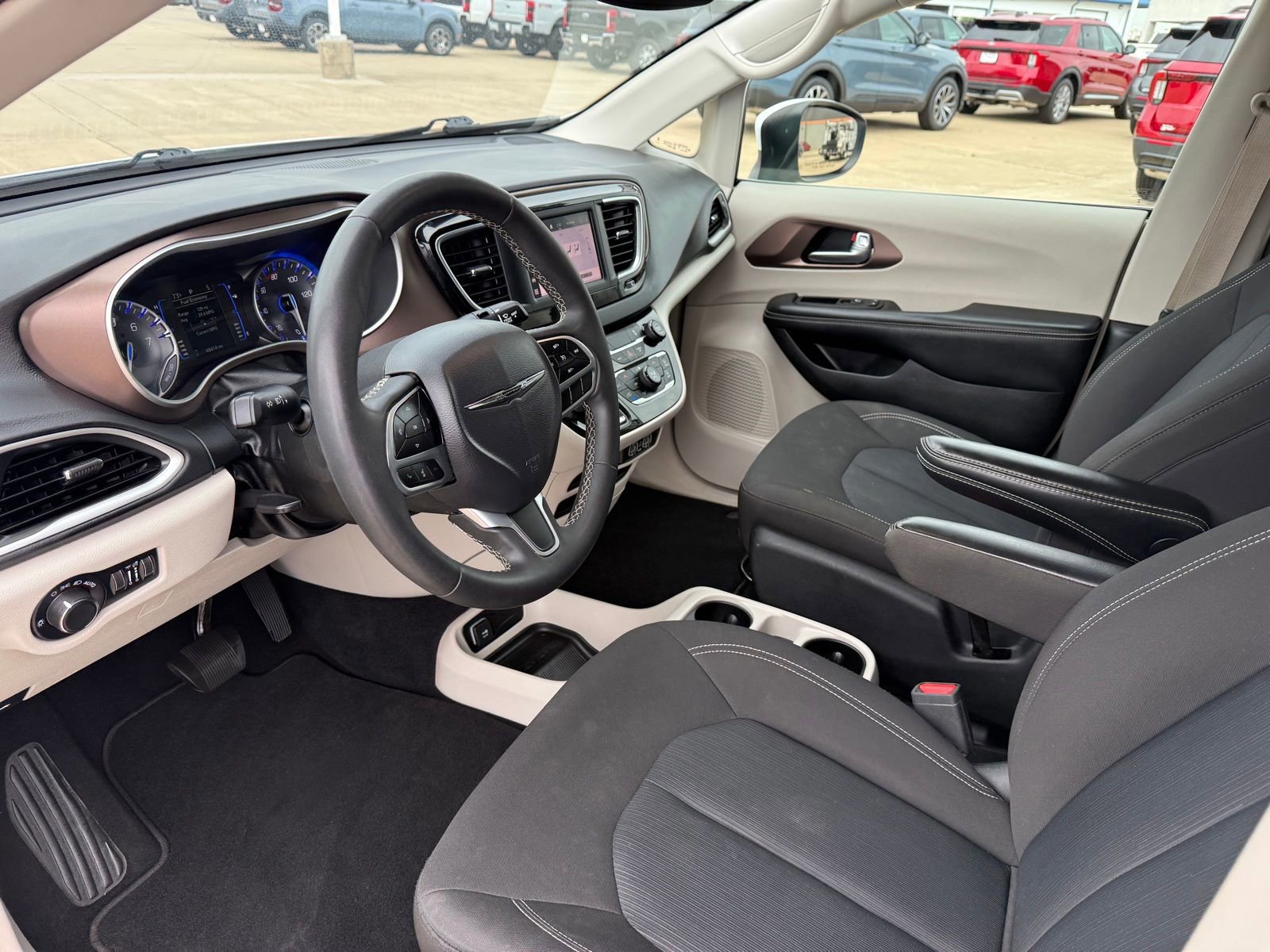 Used 2023 Chrysler Voyager LX FWD image 11