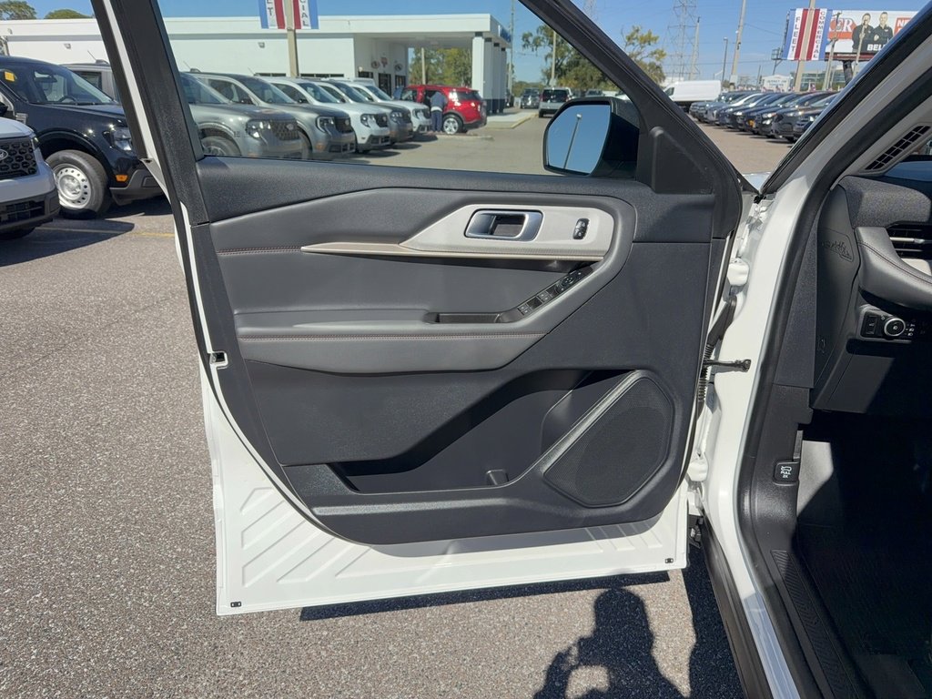 Certified 2025 Ford Explorer Active w/ Active Comfort Package image 8