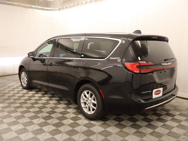 Used 2025 Chrysler Pacifica Select FWD image 12
