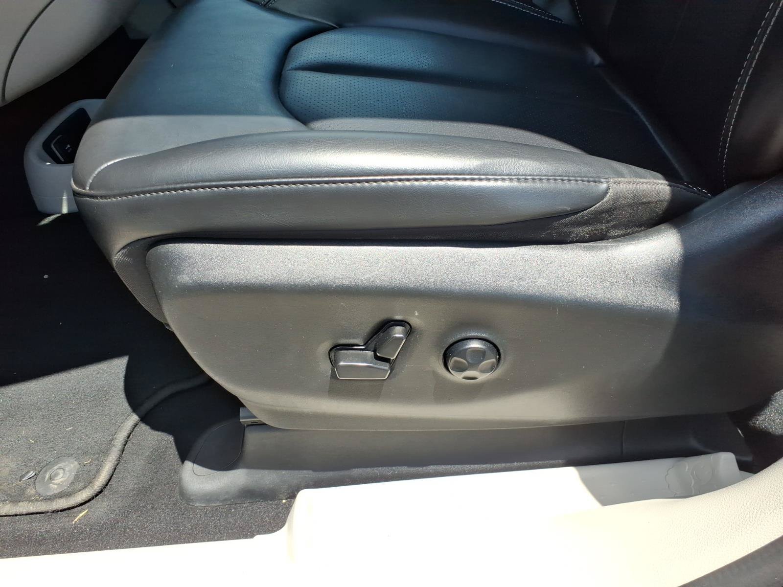 Used 2023 Chrysler Pacifica Touring-L FWD image 13
