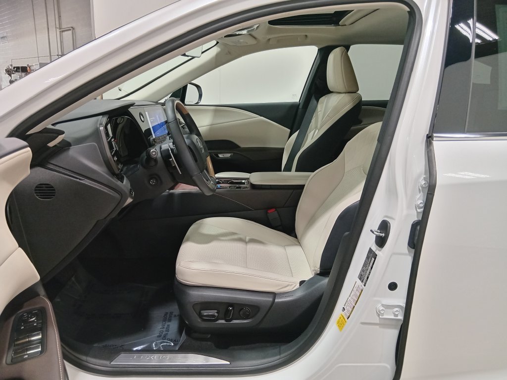 Used 2023 Lexus RX 350 Premium w/ Accessory Package AWD/4WD image 18