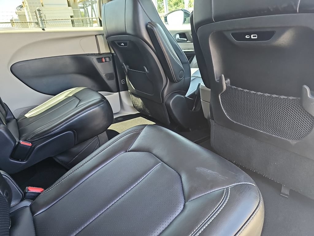 Used 2024 Chrysler Pacifica Touring-L FWD image 11