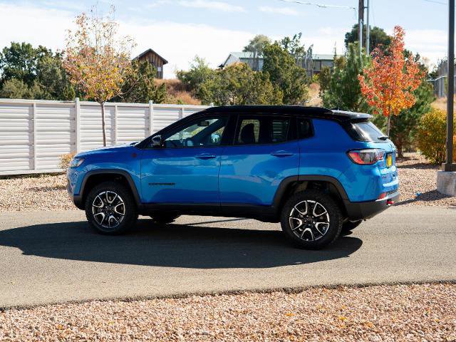 Used 2025 Jeep Compass Trailhawk image 3