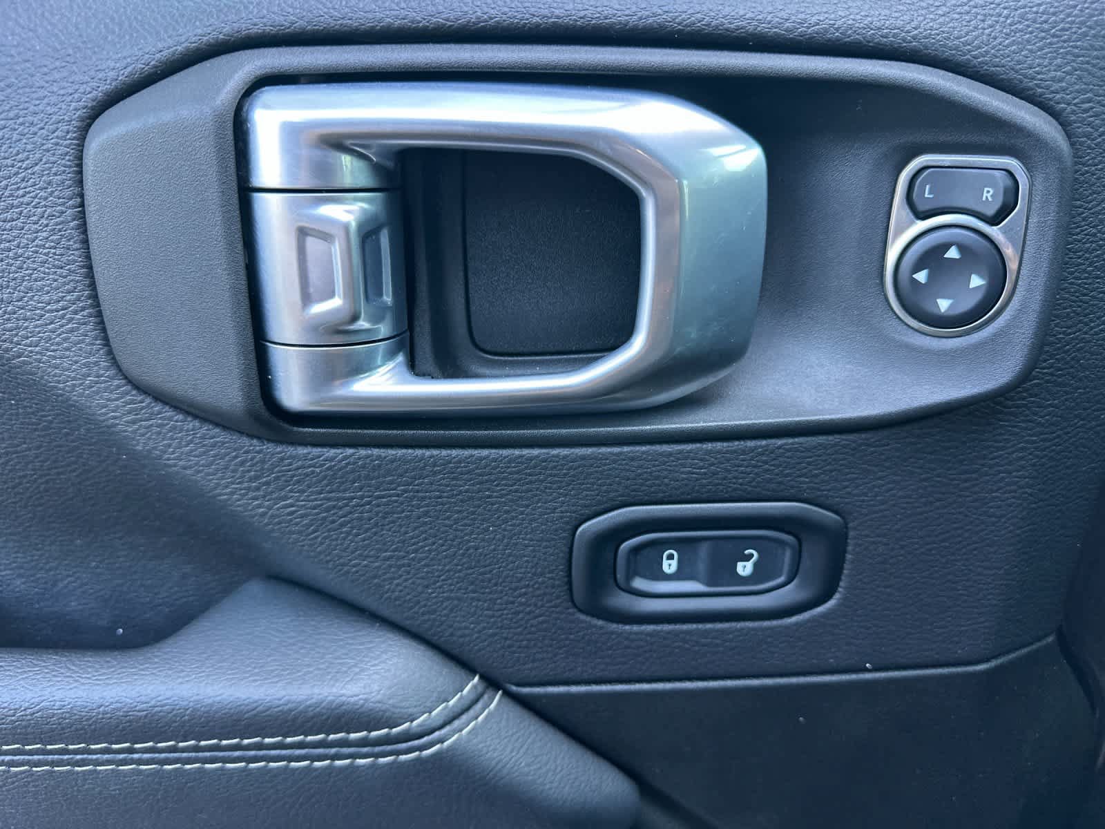 Used 2022 Jeep Wrangler Unlimited Sahara AWD/4WD image 12