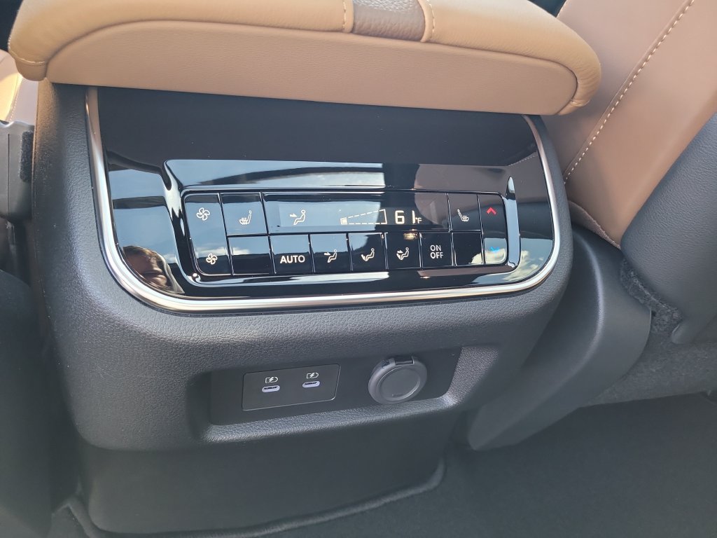 Used 2025 Nissan Armada Platinum Reserve RWD image 15