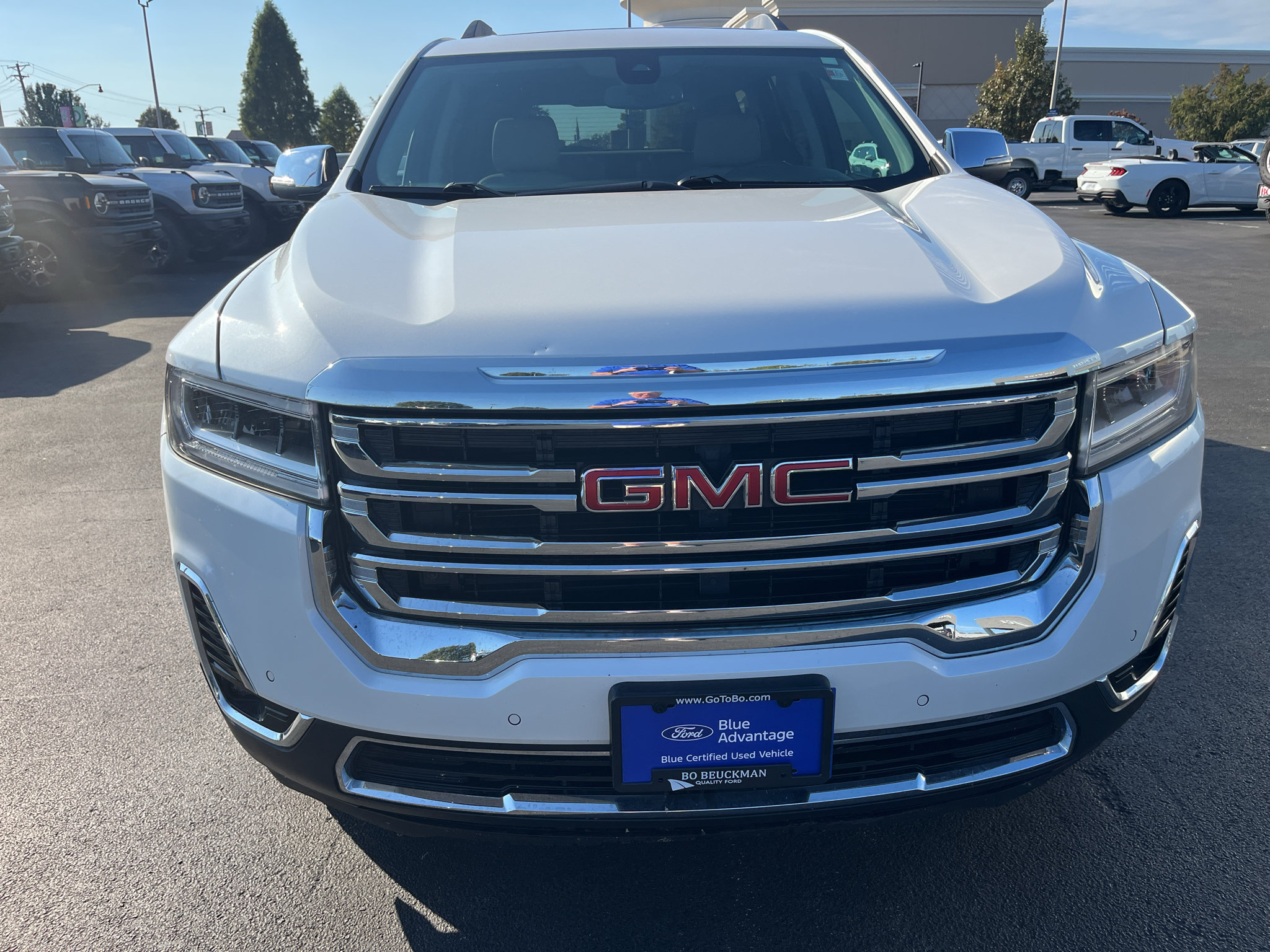 Used 2021 GMC Acadia SLT w/ LPO, Bright Accent Package FWD image 2