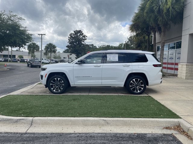 Used 2023 Jeep Grand Cherokee L Overland w/ Advanced Protech Group III AWD/4WD image 4