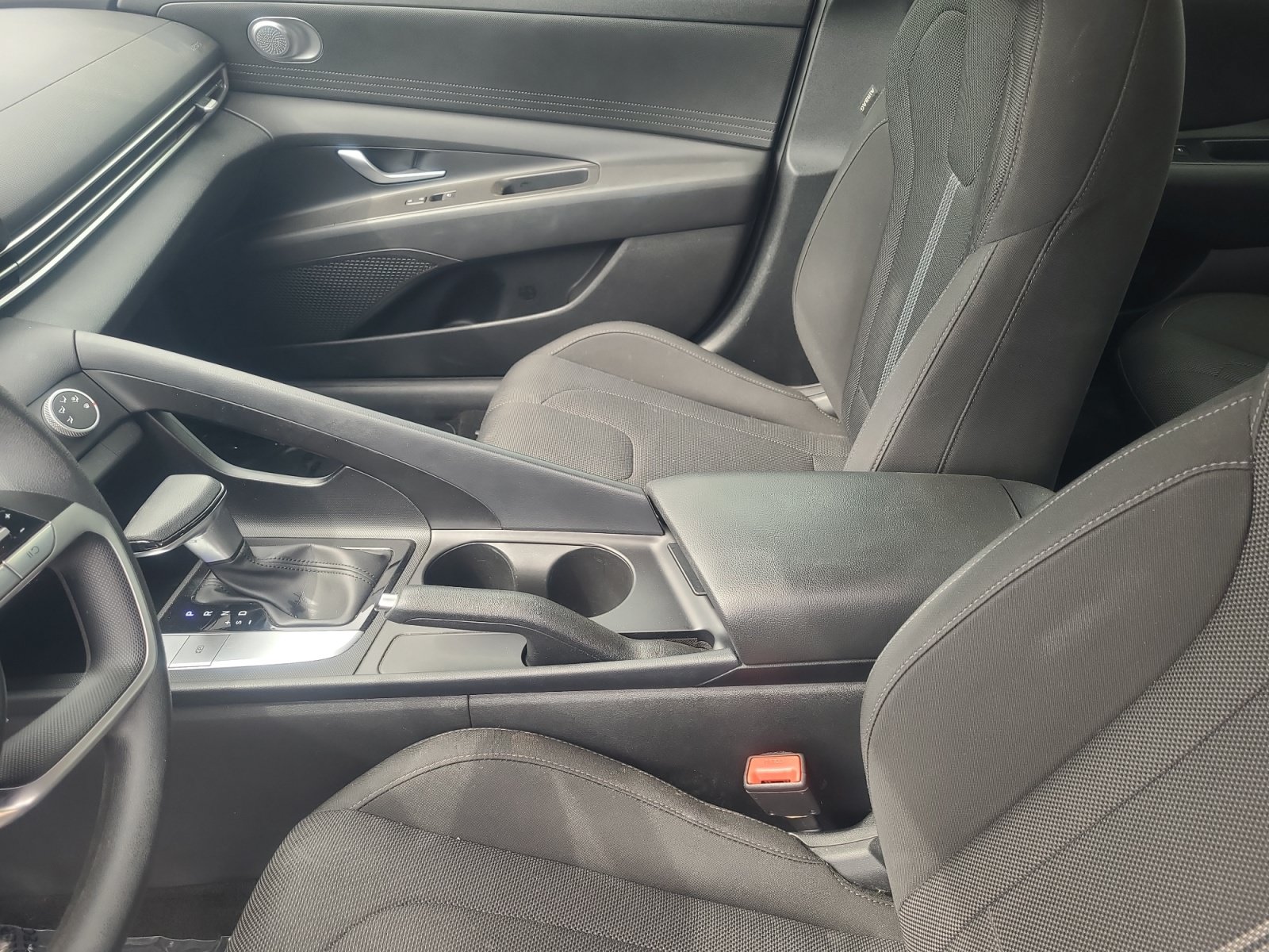 Used 2022 Hyundai Elantra SE FWD image 15