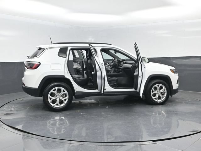 Used 2024 Jeep Compass Latitude AWD/4WD image 25