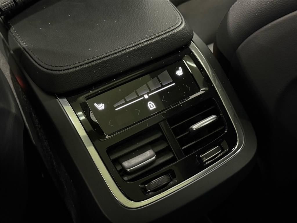 Used 2022 Volvo XC90 T5 Momentum image 13