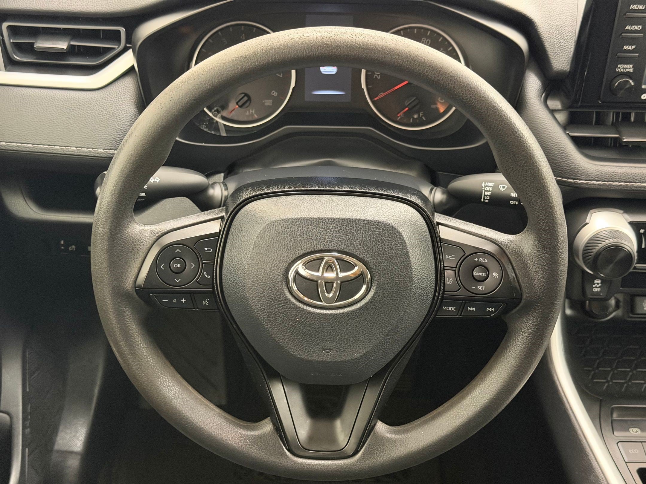 Used 2020 Toyota RAV4 LE FWD image 11