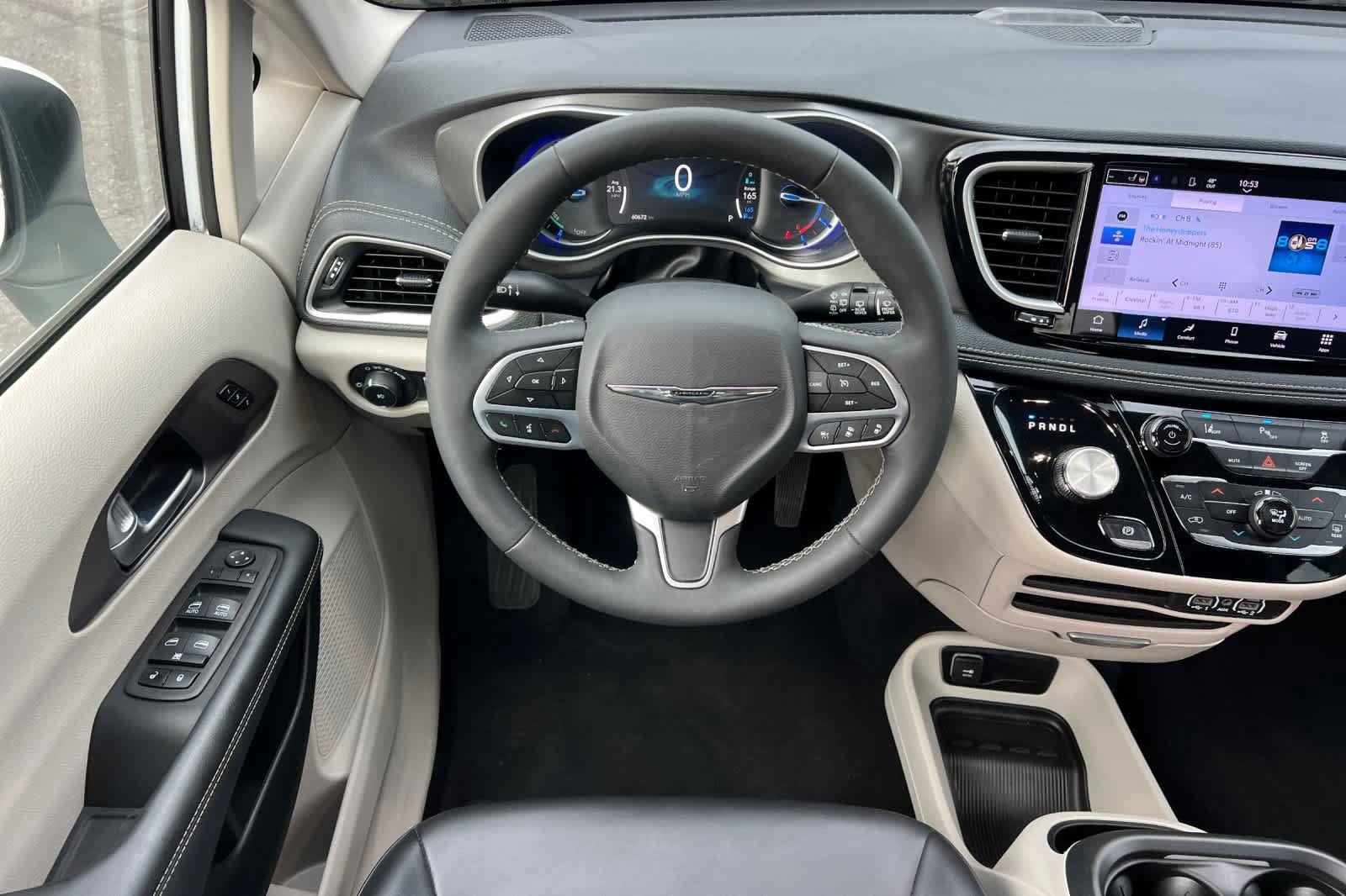 Used 2023 Chrysler Pacifica Touring-L image 15