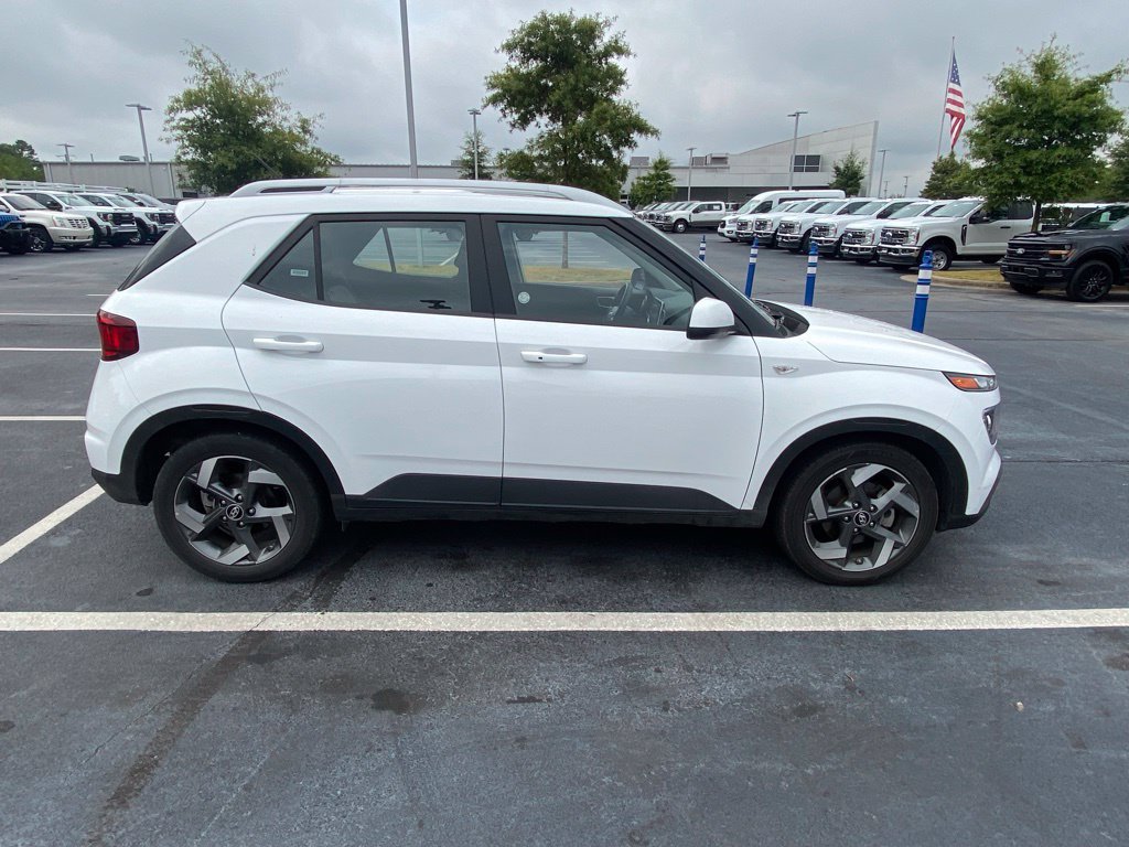 Used 2025 Hyundai Venue SEL FWD image 8