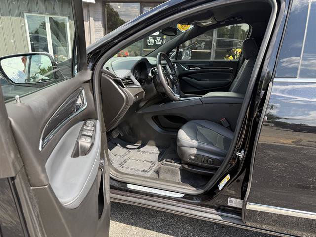 Used 2023 Buick Enclave Essence AWD/4WD image 2