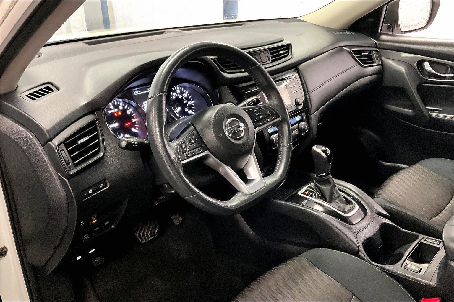 Used 2017 Nissan Rogue SV image 12