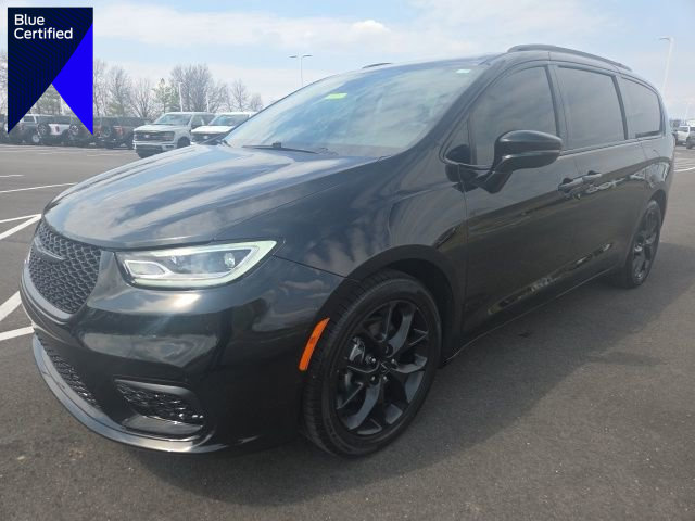 Used 2023 Chrysler Pacifica Limited w/ Uconnect Theater Family Group