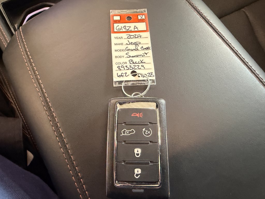 Used 2024 Jeep Grand Cherokee Summit AWD/4WD image 32