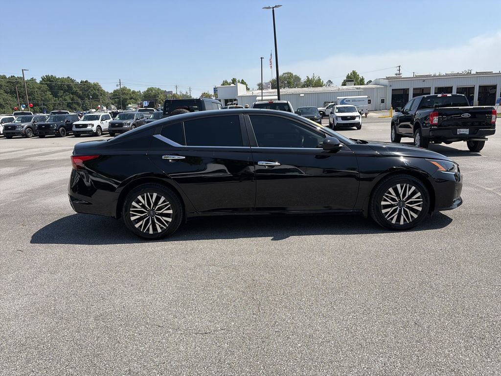 Used 2023 Nissan Altima 2.5 SV w/ SV Premium Package AWD/4WD image 8