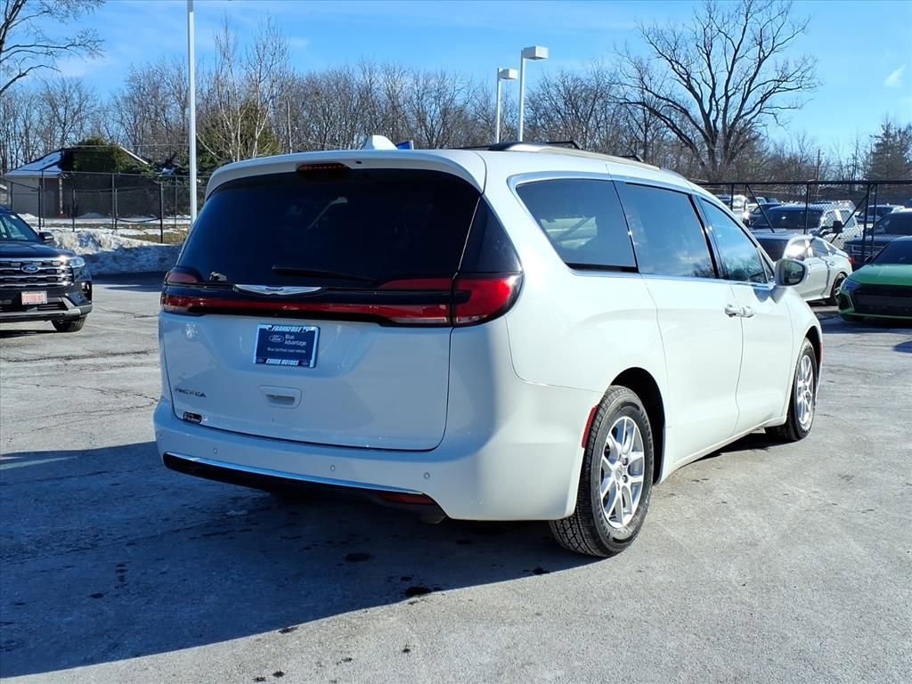 Used 2022 Chrysler Pacifica Touring-L image 5